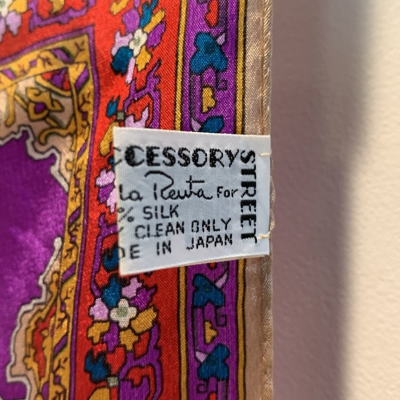 Oscar de la Renta 100% silk scarf - Picture 5 of 8